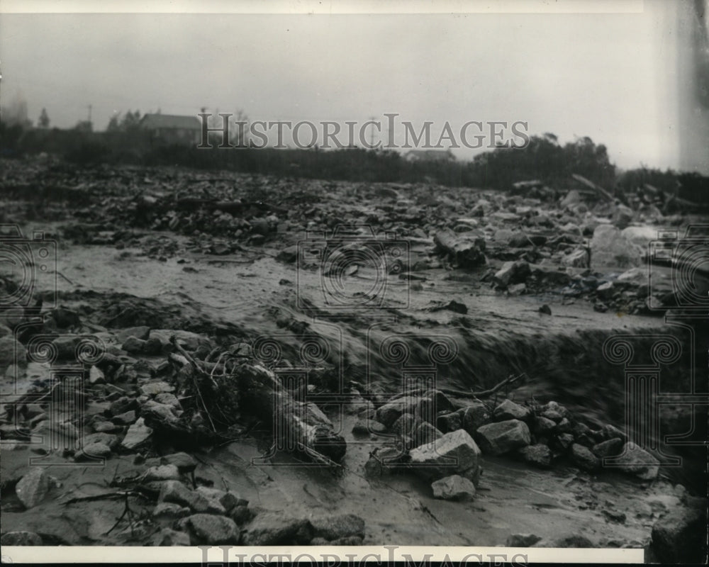 1938 Press Photo Street in Montrose Calif.filled with debris after the floods
