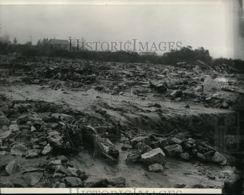 Load image into Gallery viewer, 1938 Press Photo Street in Montrose Calif.filled with debris after the floods
