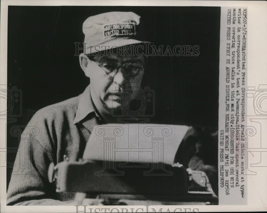 1952 Press Photo Arnold Dibble UPI Correspondent work in a tent at Panmunjom