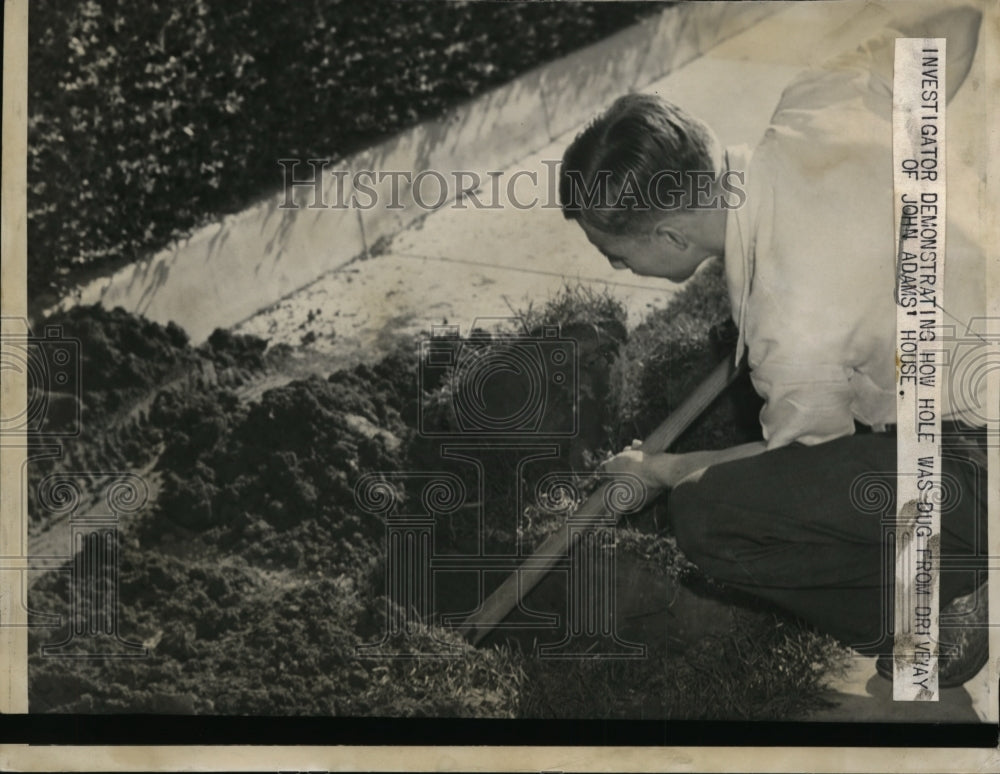 1938 Press Photo Investigator Demonstrates How Hole Was Dug From John Adams Home