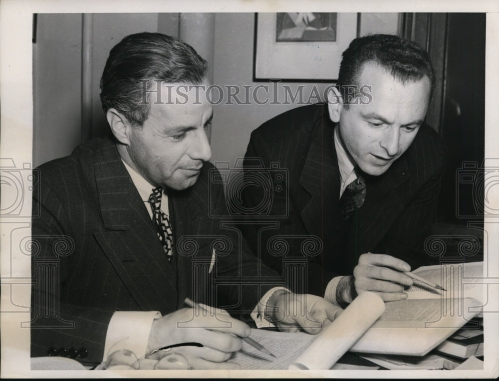 1939 Press Photo Attorneys in Philadelphia Wage Tax Suit Against Employee