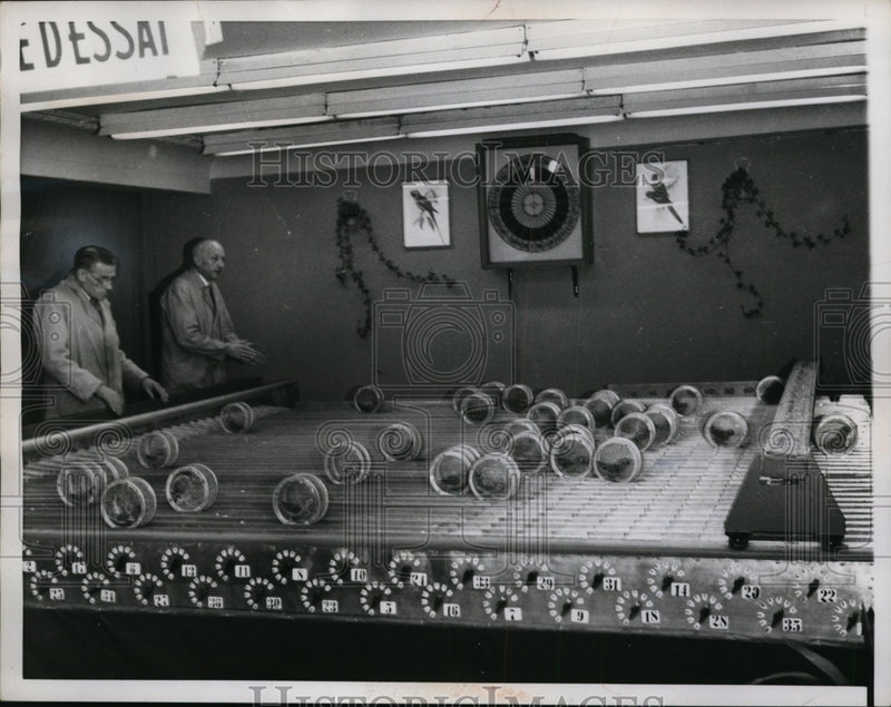 Load image into Gallery viewer, 1958 Press Photo Field is Well Strung Out at Finish of Beak Stakes in Antwerp
