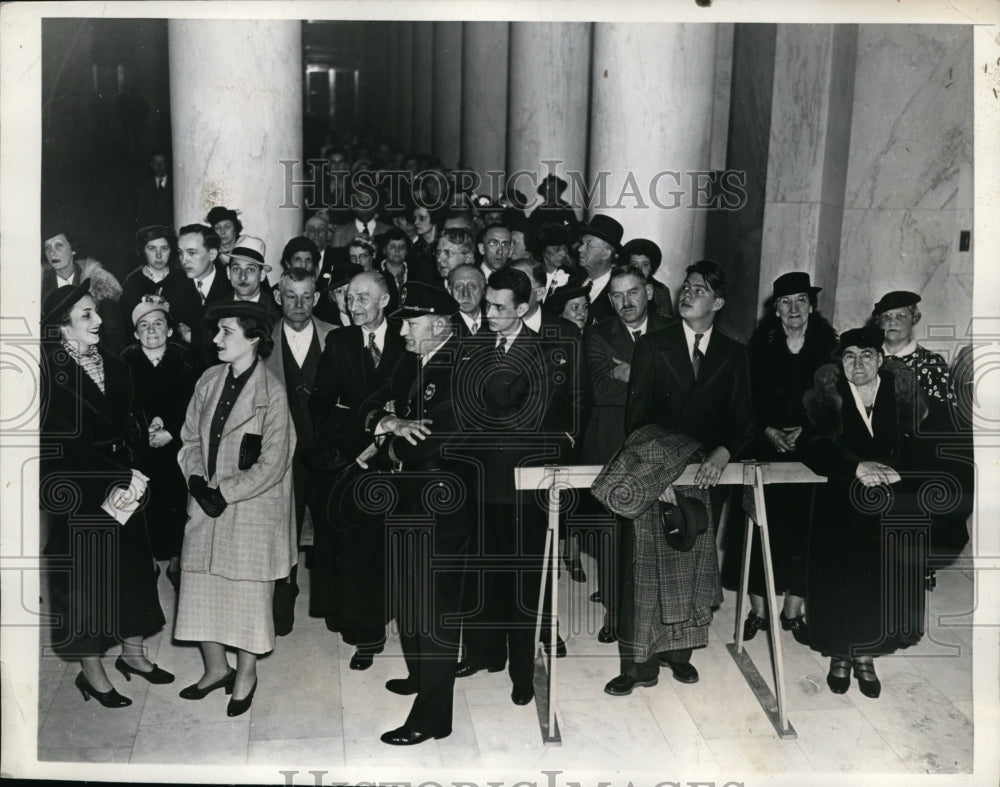 1937 Press Photo Crowd Awaits Wagner Labor Relations Act Supreme Court Decisions