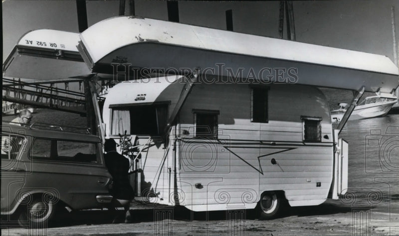 Load image into Gallery viewer, 1968 Press Photo Trailer House that Transforms into Pontoon Boat - nef49506
