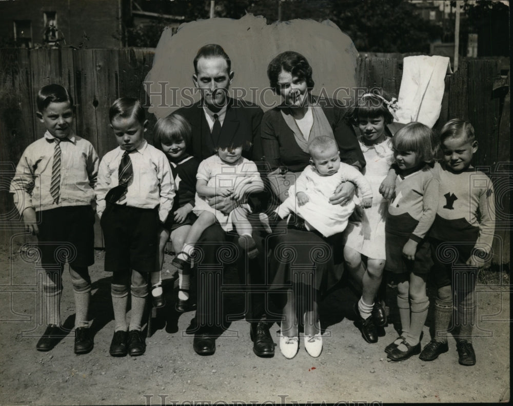 1935 Press Photo Charles V. Miller with 8 Children of Ambrose Harrison & Wife