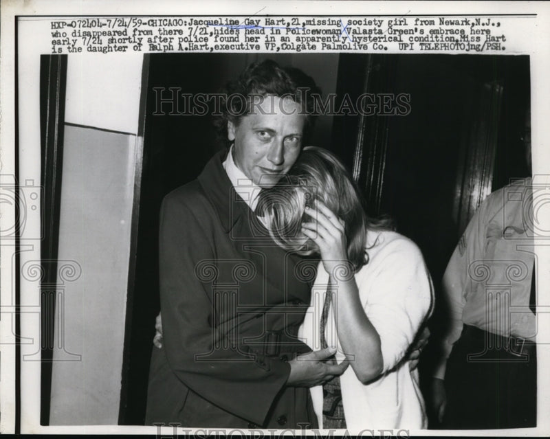 Load image into Gallery viewer, 1959 Press Photo Jacqueline Gay Hart w Police After Kidnapping, Chicago

