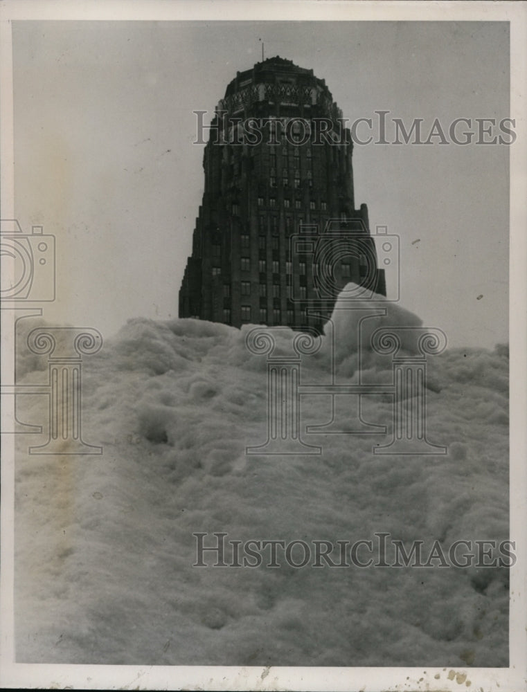 1939 Press Photo Snowbank Near City Hall, Buffalo, New York - nef49621