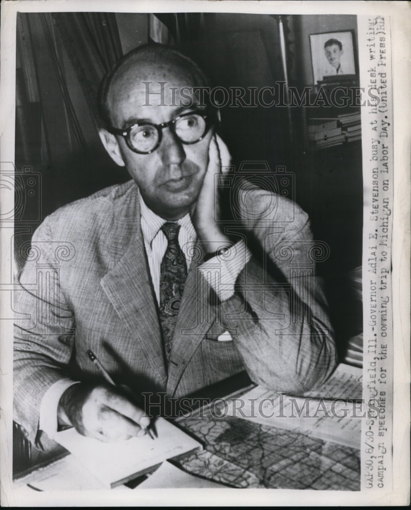 1952 Press Photo Gov.Adlai Stevenson writes speech for Labor Day in Michigan