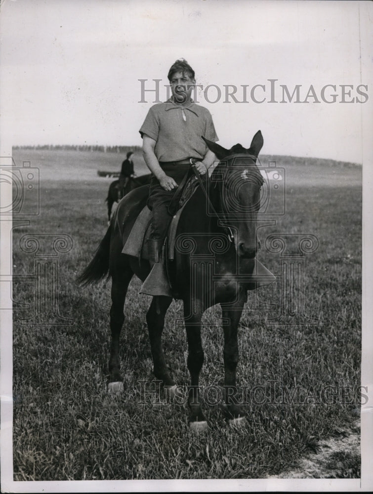 Load image into Gallery viewer, 1935 Press Photo Senator Thomas D. Schall at Seven Knolls Riding School

