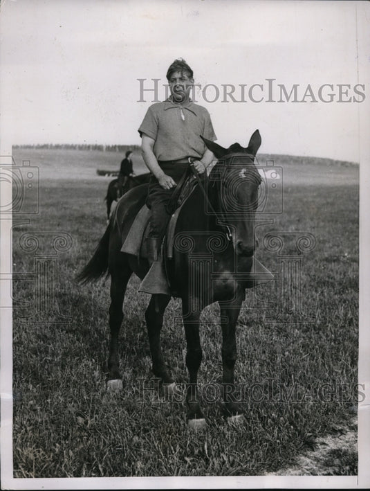 1935 Press Photo Senator Thomas D. Schall at Seven Knolls Riding School