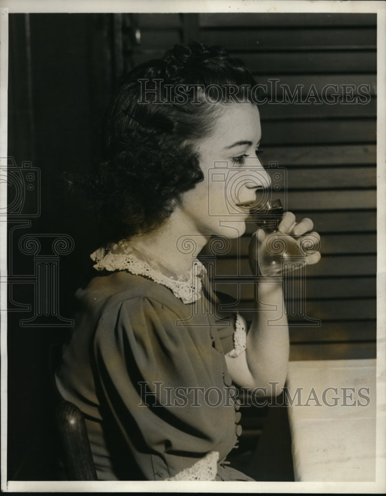 Load image into Gallery viewer, 1938 Press Photo Jiger-Chaser liquor glass invented by John H. Wellman
