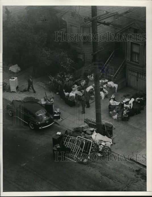 1943 Press Photo Breeze Whip Fire Across Part of Oakland's Industrial District