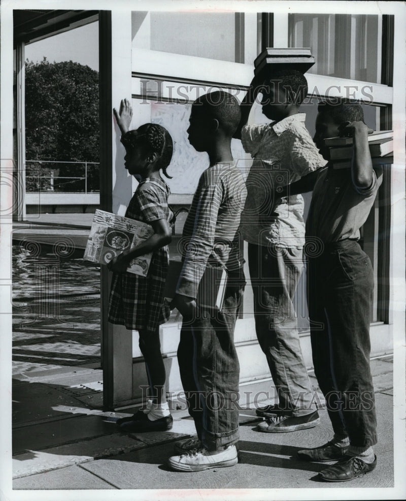 Load image into Gallery viewer, 1964 Press Photo School Student Visit Fairfax Pool on Their Way Home From School
