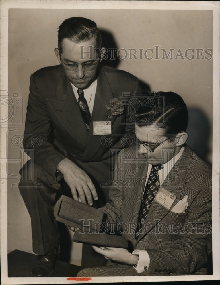 1950 Press Photo W.A. Lankford, E.S. Bauer with Foundry Metal Molds - nef49839
