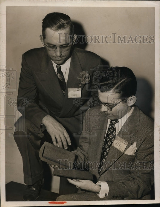 1950 Press Photo W.A. Lankford, E.S. Bauer with Foundry Metal Molds - nef49839