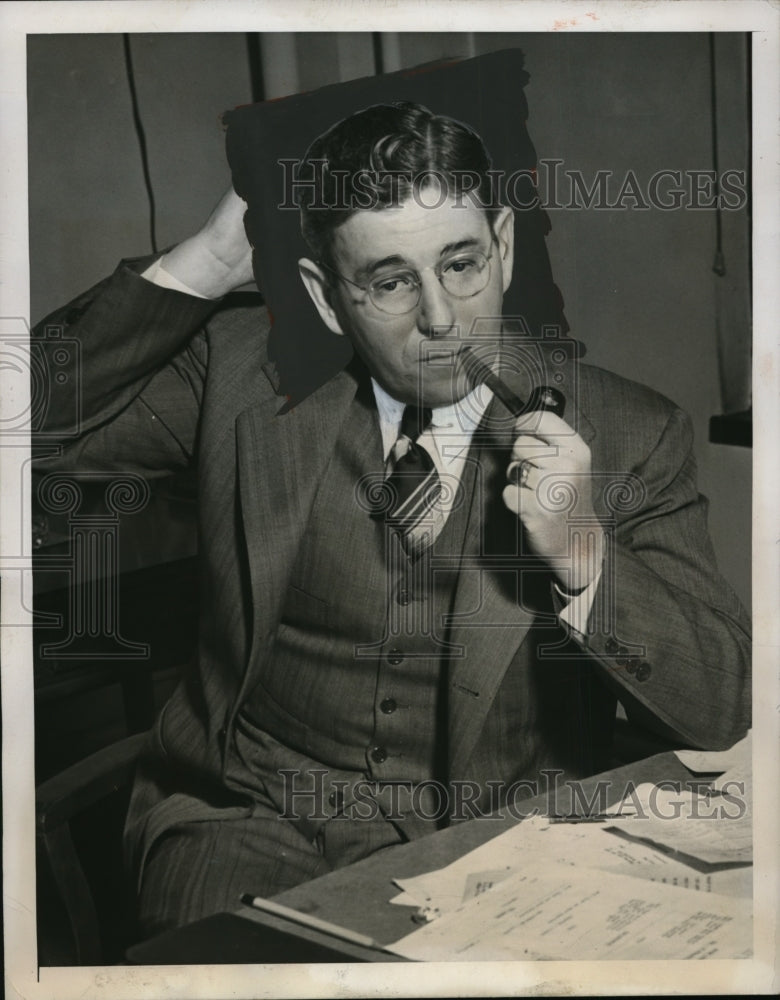 1946 Press Photo Laurence C. Turner Interviewed at Office Defense Transportation