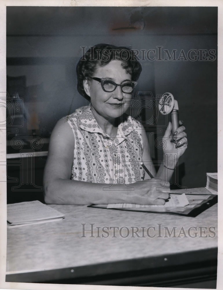 Load image into Gallery viewer, 1959 Press Photo Mrs Katherine Rhoden Clerk at Auto License Bureau - nef49875

