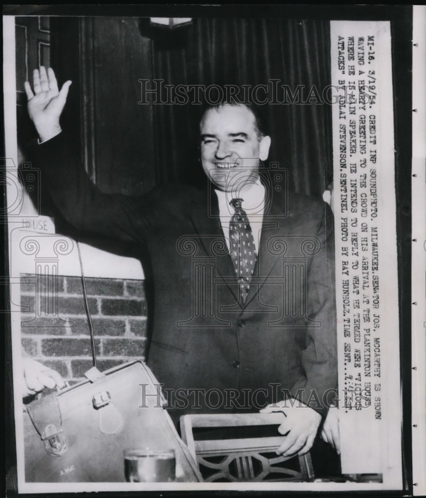 1954 Press Photo Sen McCarthy Shown Greeting the Crowd on Arrival at Plankinton