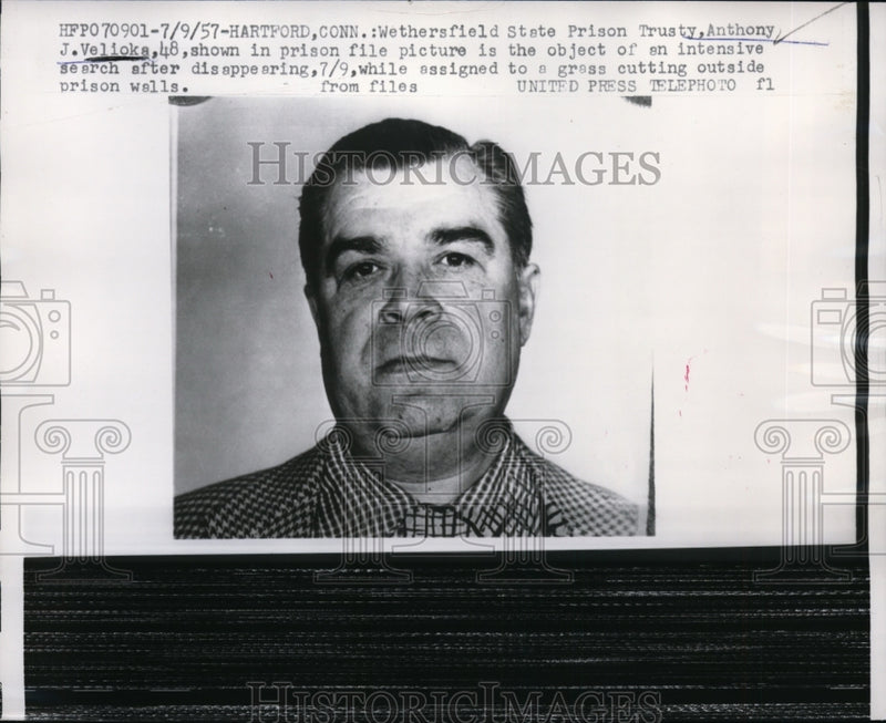Load image into Gallery viewer, 1957 Press Photo Anthony J. Velioks, Wethersfield State Prison Escaped Convict
