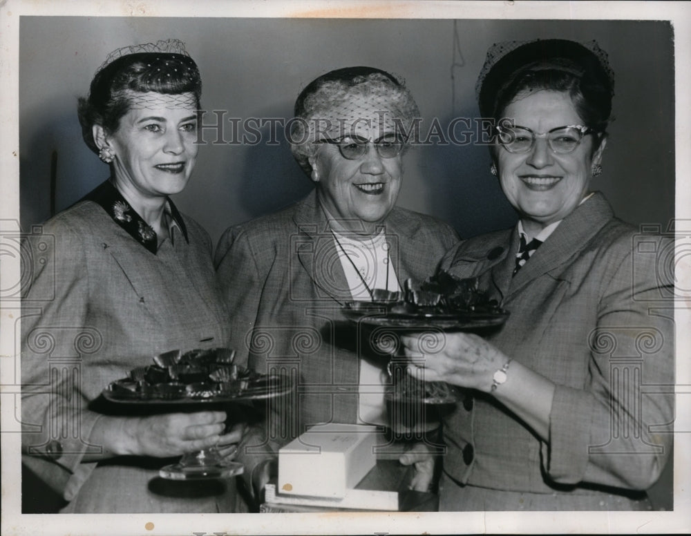 1955 Press Photo Members Junior League of Altenheim w Sauerkaut Dinner Samples