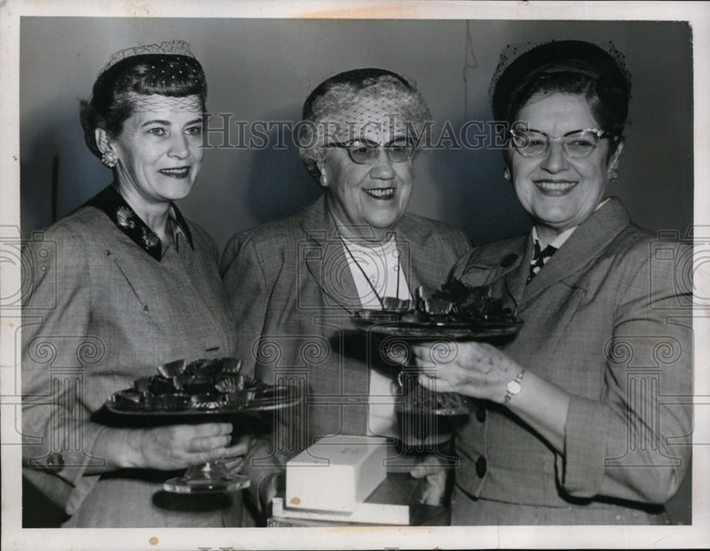 Load image into Gallery viewer, 1955 Press Photo Members Junior League of Altenheim w Sauerkaut Dinner Samples
