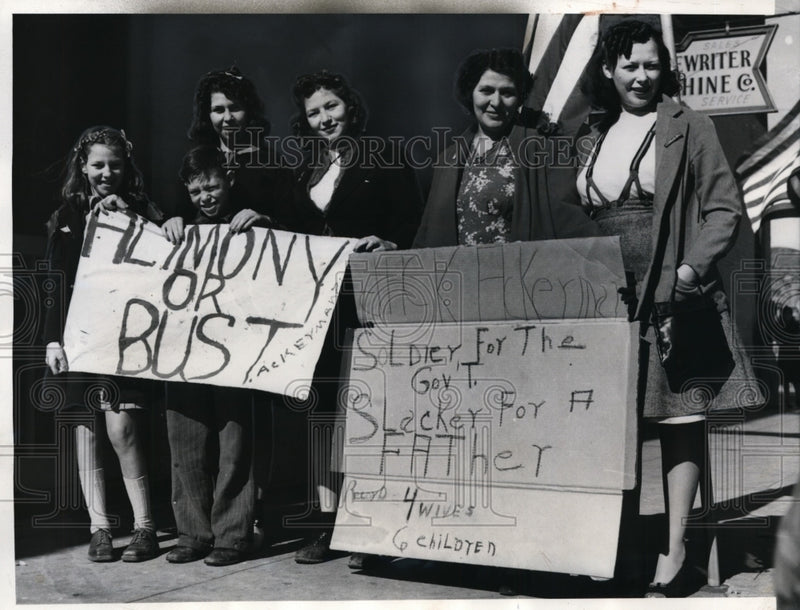 Load image into Gallery viewer, 1940 Press Photo Family of Jack Ackerman Picketing for Alimony in Jonesboro, AR

