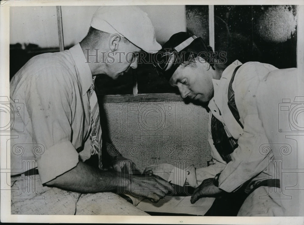 1939 Press Photo Oscar Wiggie Wiggenjost Painter and Racign Filer Joe Jacobs