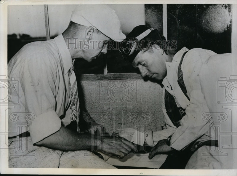 Load image into Gallery viewer, 1939 Press Photo Oscar Wiggie Wiggenjost Painter and Racign Filer Joe Jacobs
