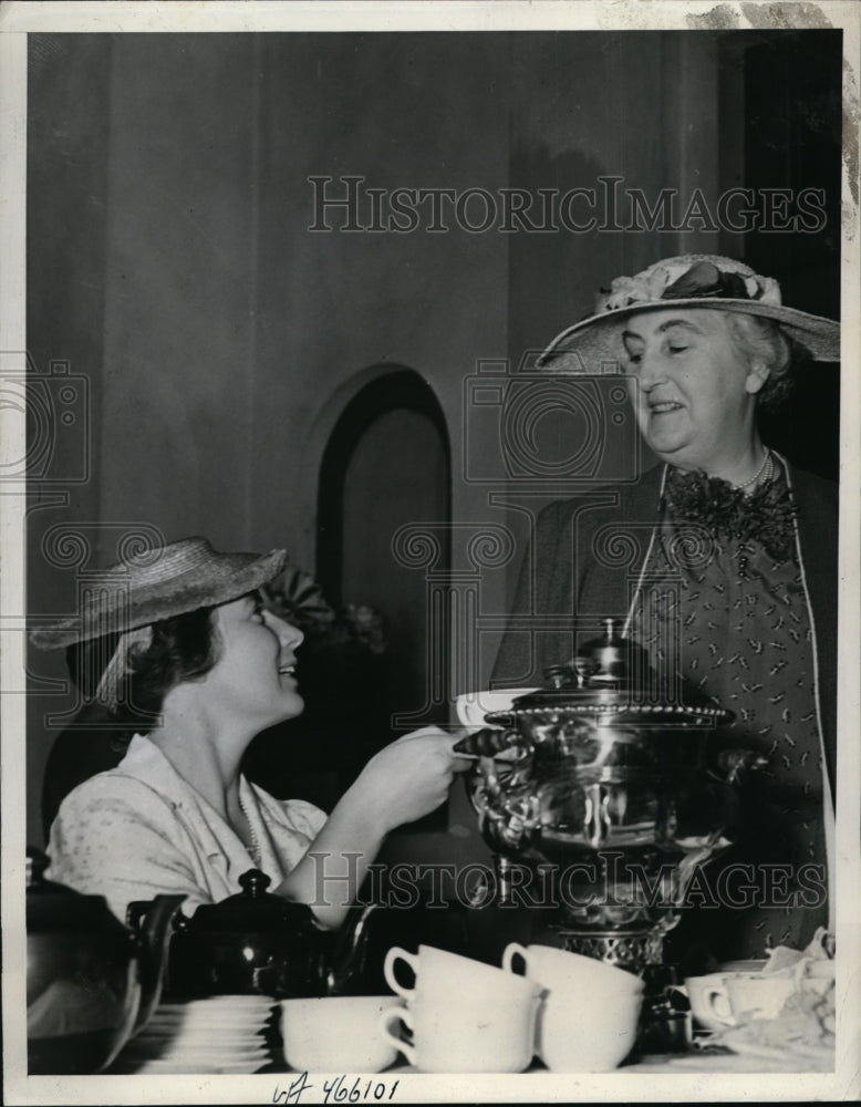 Load image into Gallery viewer, 1938 Press Photo Mrs.William Gibbs McAdoo and Elizabeth Cudahy,Chicago Socialite
