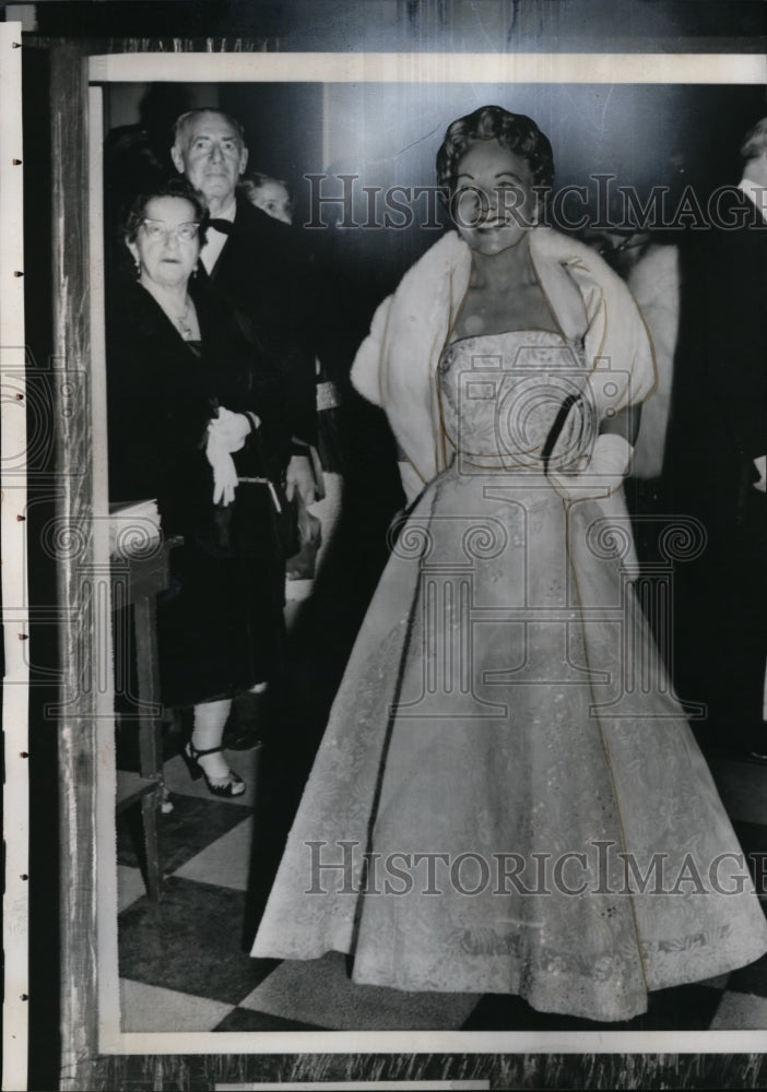 1957 Press Photo Lorraine Manville at Metropolitan Opera House, New York City