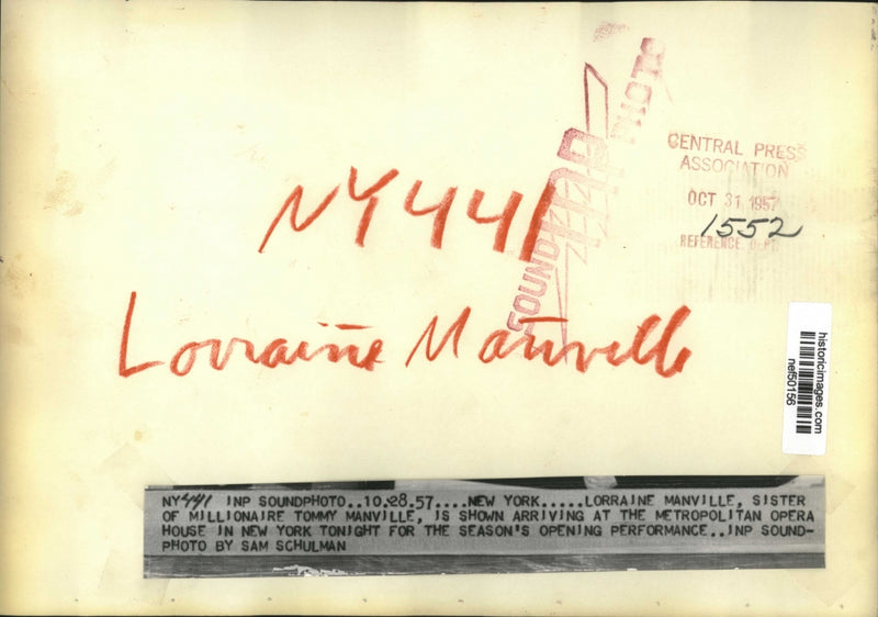 Load image into Gallery viewer, 1957 Press Photo Lorraine Manville at Metropolitan Opera House, New York City
