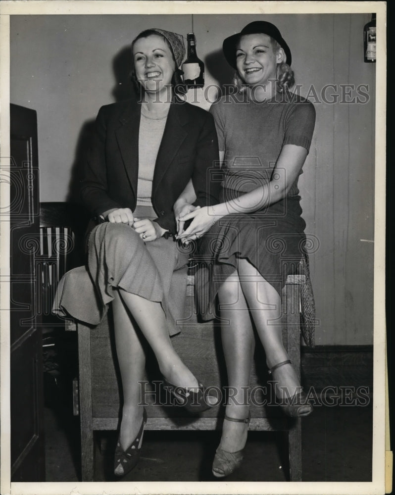 Load image into Gallery viewer, 1938 Press Photo Mrs. J.B. Williams, Eva Williams Shaw in Court, Los Angeles
