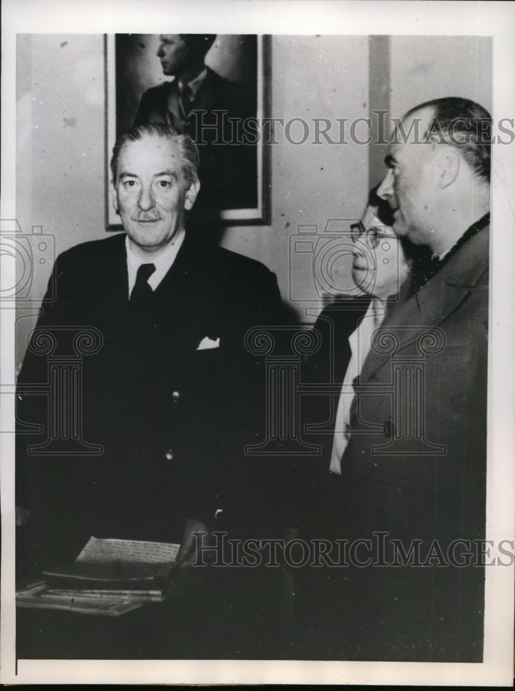 Load image into Gallery viewer, 1946 Press Photo King Leopold's Secretary Professor Pirenne at Press Conference
