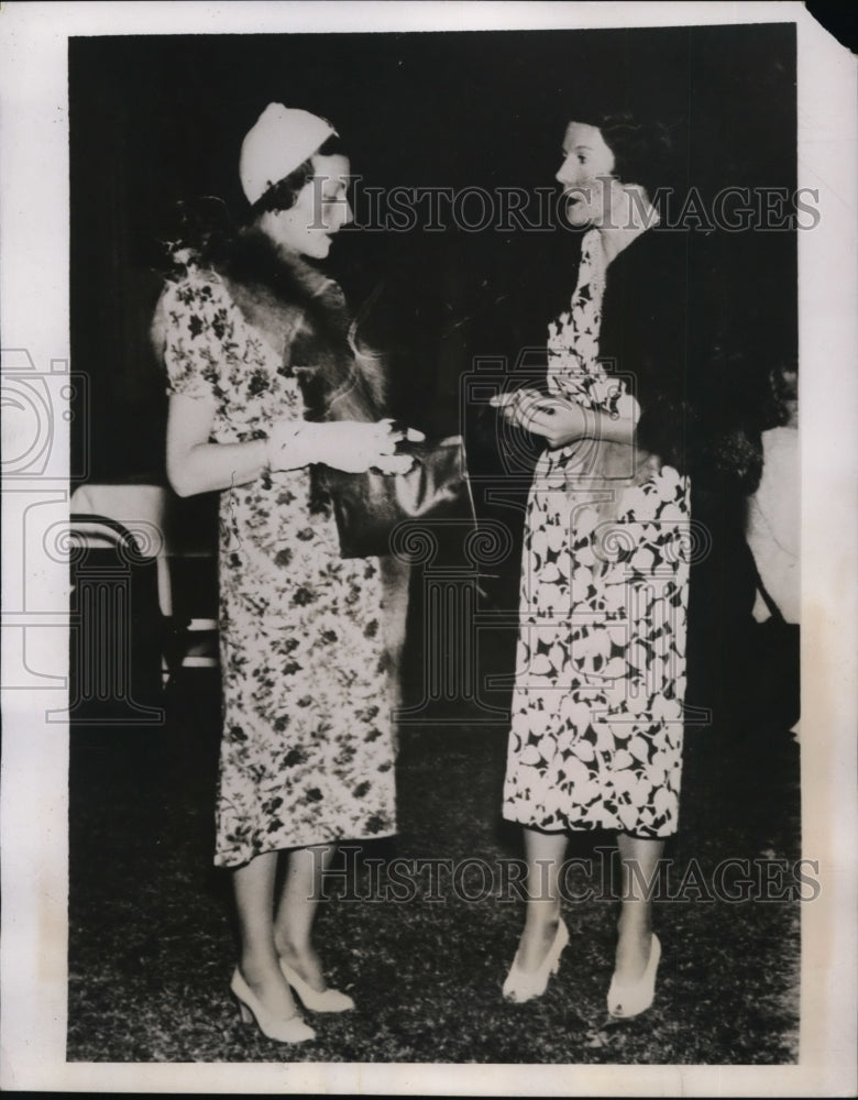 1938 Press Photo Lady Louis Mountbatten Talking with Mrs Phyllis Hussey at Party