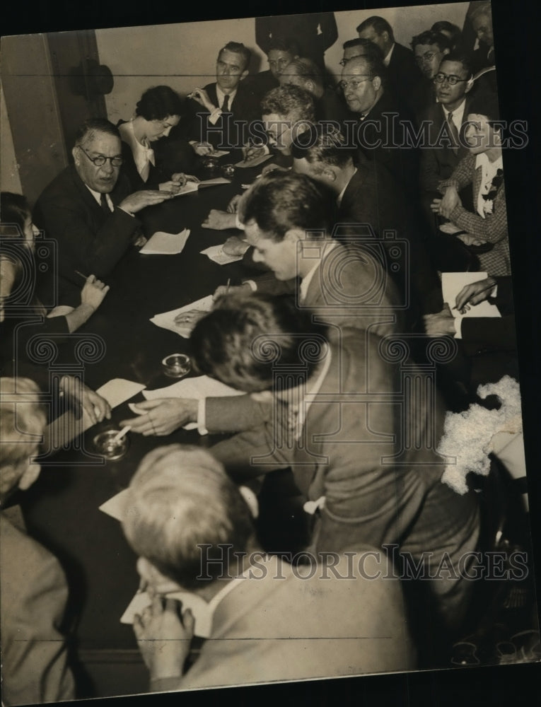 Press Photo Unknown Group of Men - nef50236