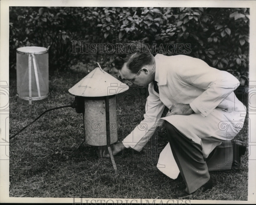 1943 Press Photo Insect traps to collect specimen for possible Polio Medicine - Historic Images