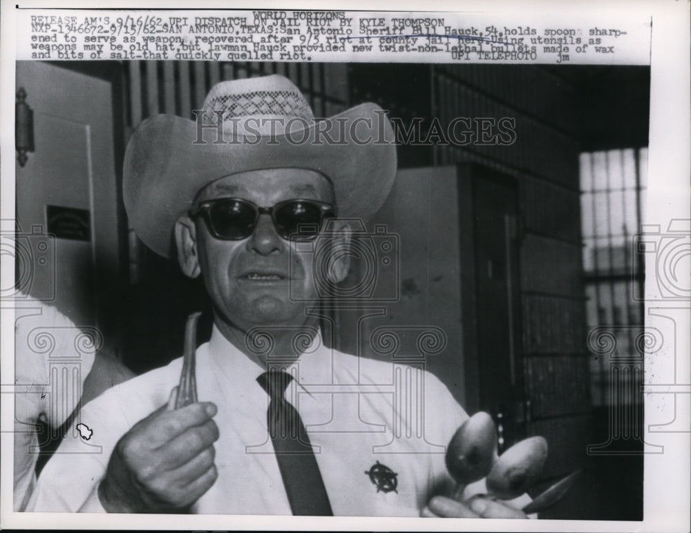 1962 Press Photo San Antonio Sheriff Bill Hauck holds utensil serve as weapons
