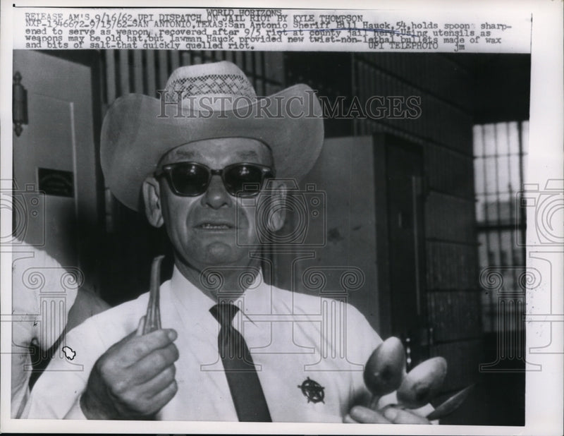 Load image into Gallery viewer, 1962 Press Photo San Antonio Sheriff Bill Hauck holds utensil serve as weapons
