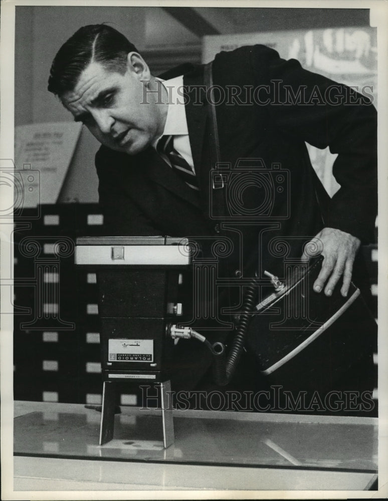 1967 Press Photo Detect James Bannon Uses New Camera to Photograph Latent Prints