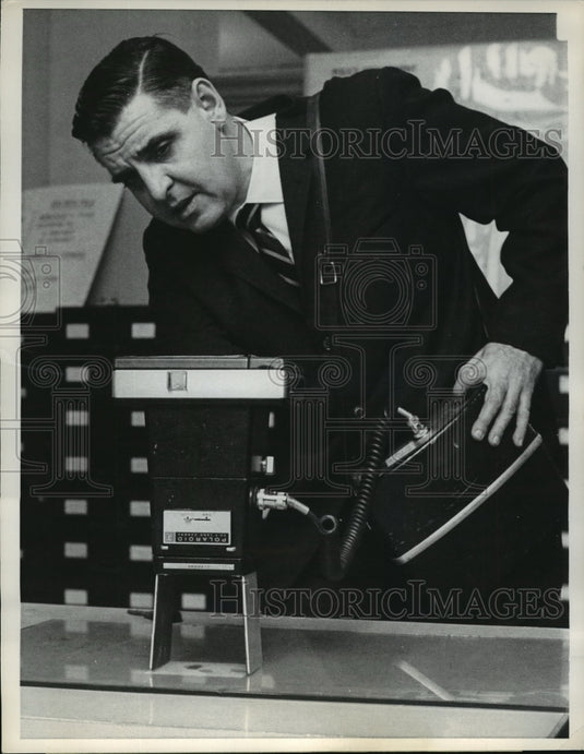 1967 Press Photo Detect James Bannon Uses New Camera to Photograph Latent Prints