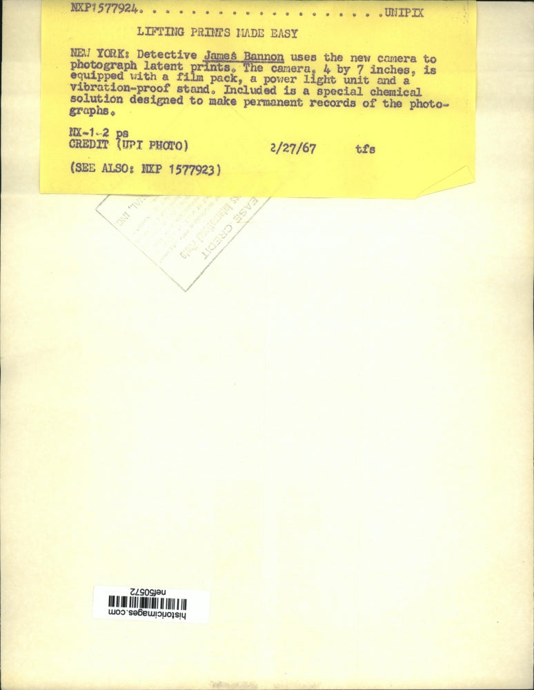 Load image into Gallery viewer, 1967 Press Photo Detect James Bannon Uses New Camera to Photograph Latent Prints
