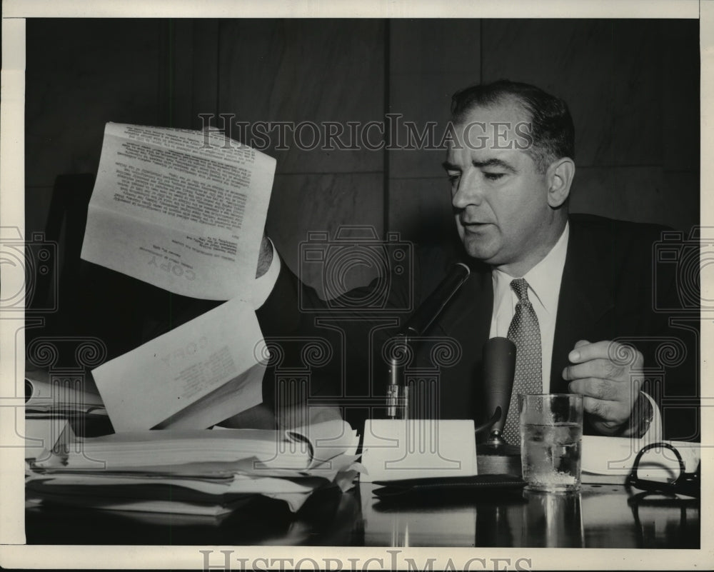 1954 Press Photo Sen McCarthy Displays Carbon Copy of Excerpts From Letter
