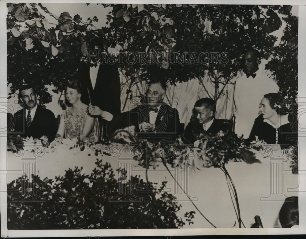 1935 Press Photo President Franklin D. Roosevelt at Warm Springs Holiday Feast