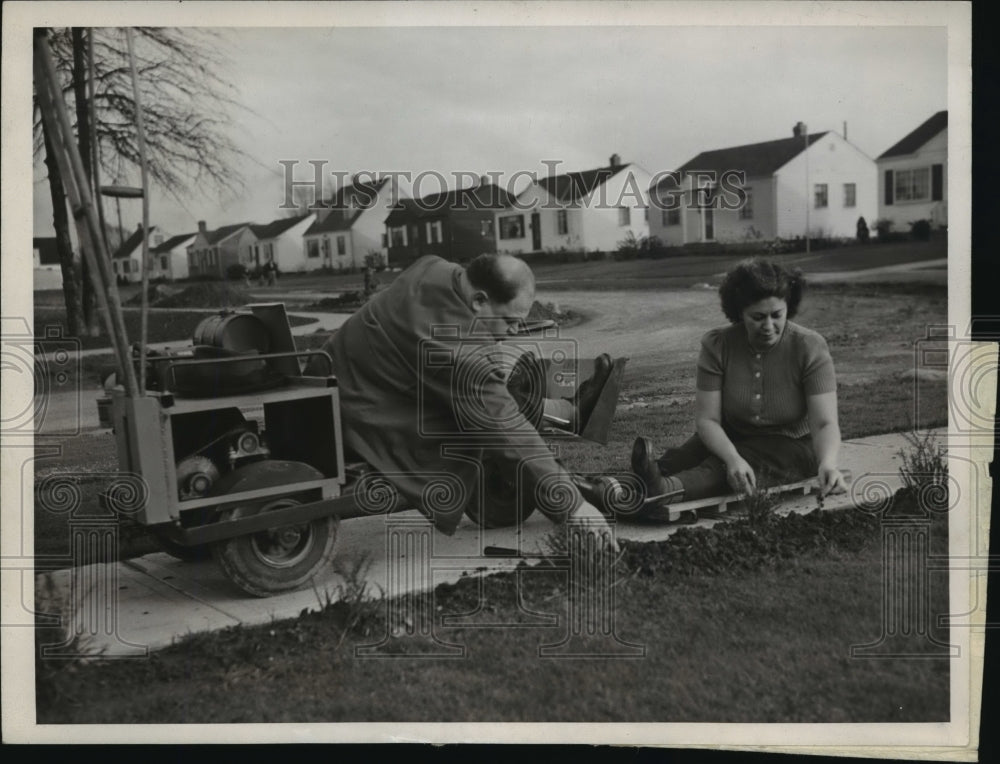 1945 Press Photo Infantile Paralysis Victims Using Howell 3-Wheeled Wagon