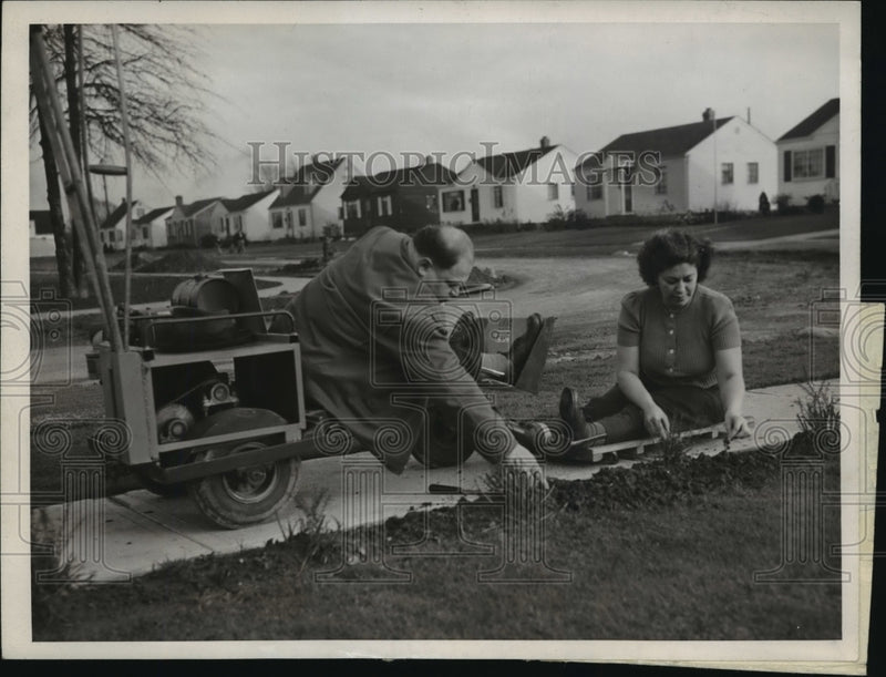 Load image into Gallery viewer, 1945 Press Photo Infantile Paralysis Victims Using Howell 3-Wheeled Wagon
