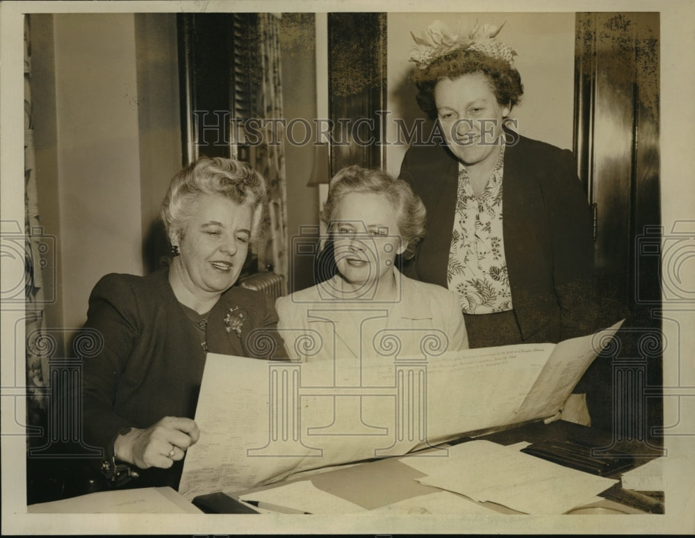 1944 Press Photo Women of GOP Resolutions Committee in Chicago - nef51143