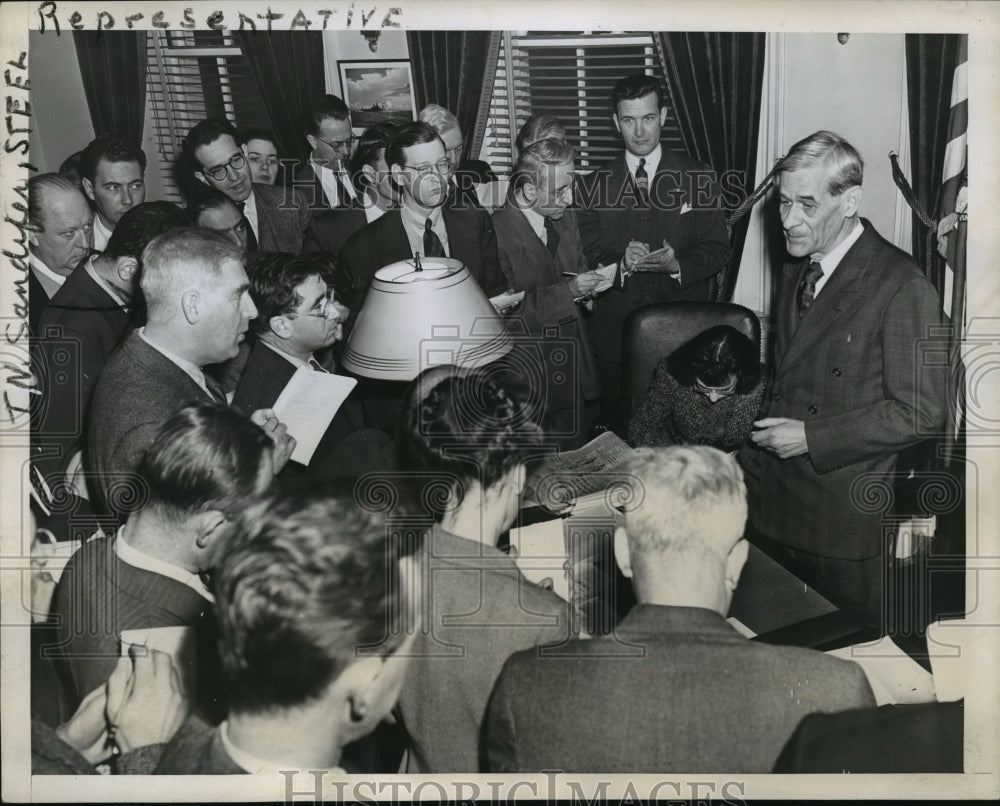 1946 Press Photo Charles Ross Announcing Steel Wage Conference Deadlock