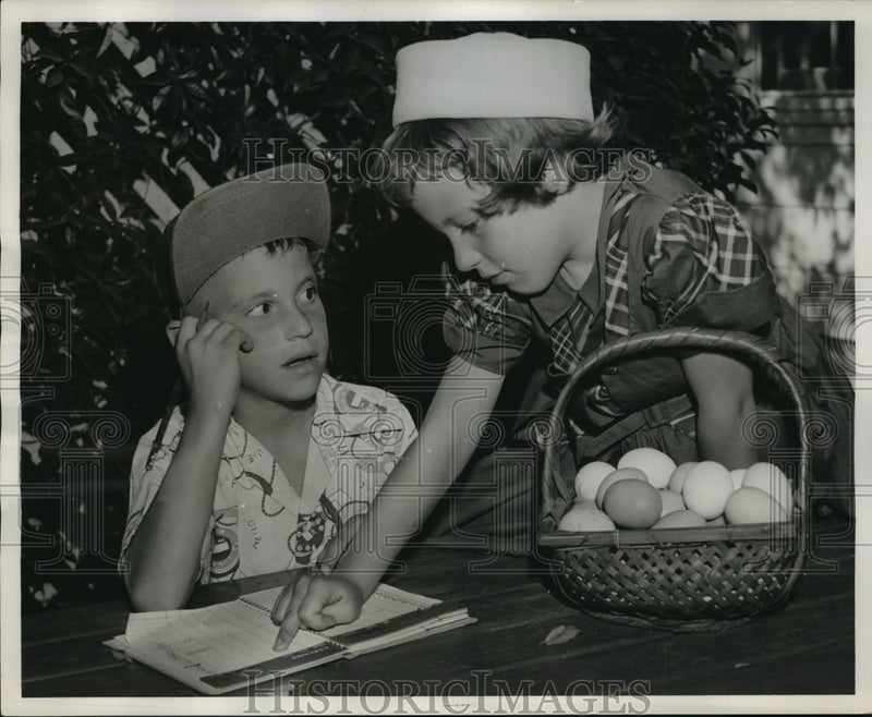 Load image into Gallery viewer, 1953 Press Photo Dick Johnson figures out his earnings for the month - nef51245

