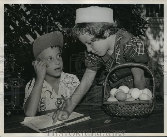 1953 Press Photo Dick Johnson figures out his earnings for the month - nef51245