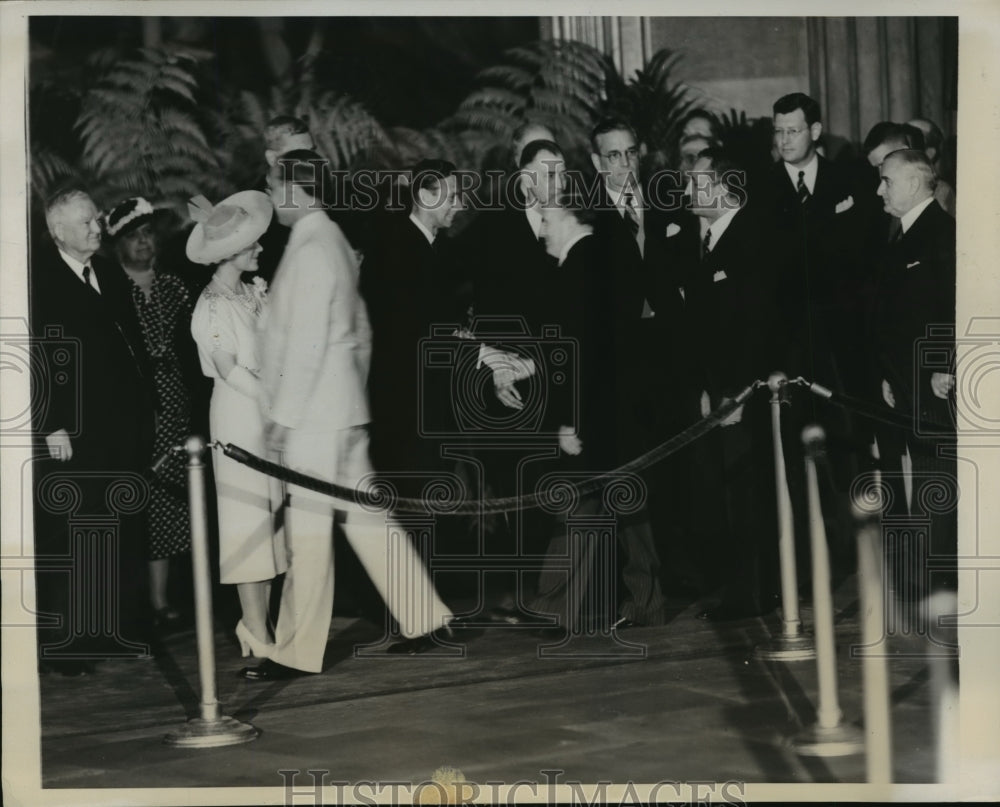 1930 Press Photo King George, Queen Elizabeth of England greeted by congressmen- Historic Images